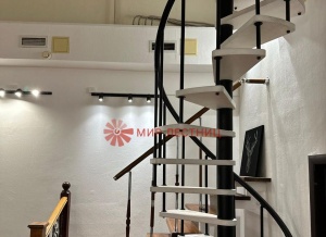 Новый образец винтовой лестницы в офисе
