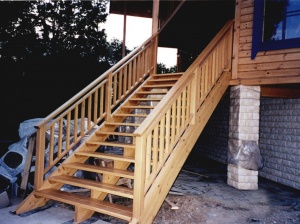 Входная лестница в деревянный дом – выбор материала