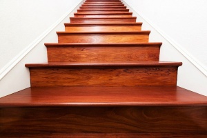 Материалы для ступеней лестницы: какой выбрать
