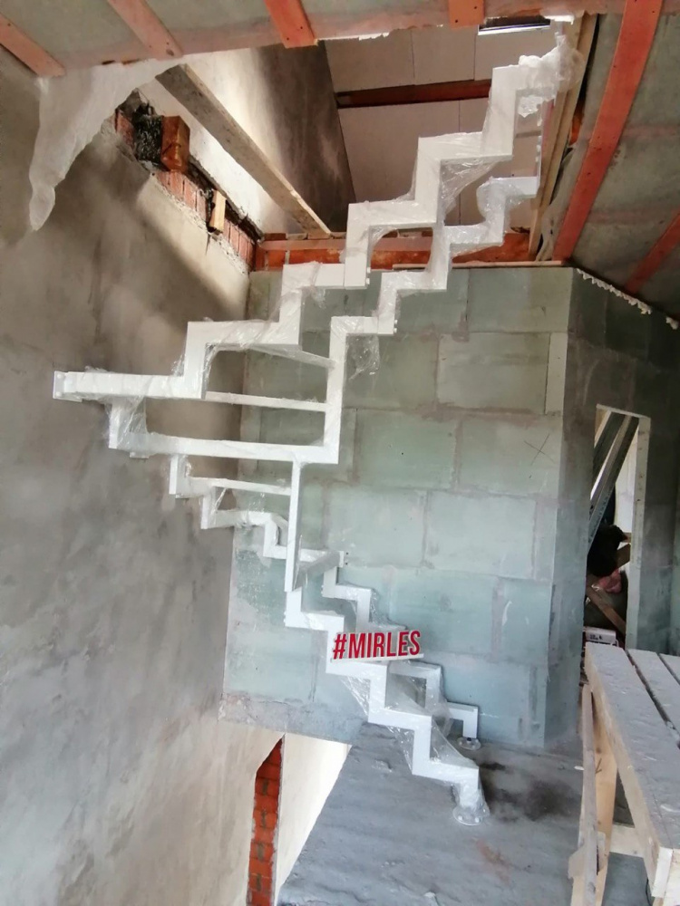 Двойной металлический каркас лестницы в КП Загорянка Лайф