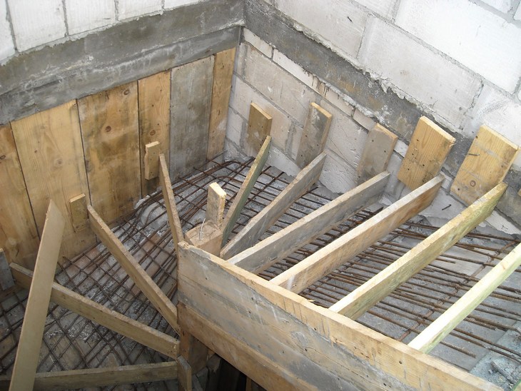 Как сделать опалубку для лестницы, опалубка для бетонной лестницы,  особенности изготовления монолитных лестниц