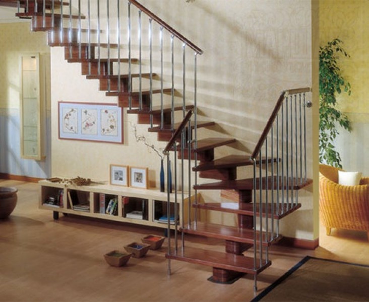 Лестница на одном косоуре – особенности конструкции