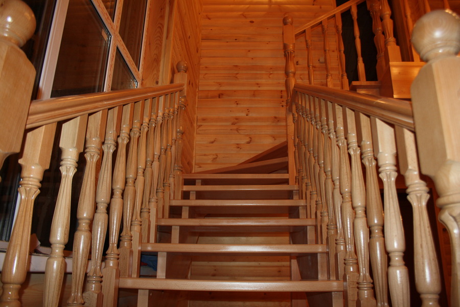 Чем покрыть лестницу из сосны внутри дома?