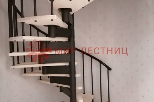 Лестница со ступенями из березы в Новой Москве