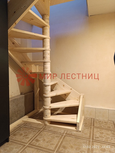 Деревянная лестница с забежными ступенями