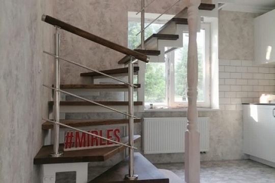 Лестница на металлическом каркасе в СНТ Родничок
