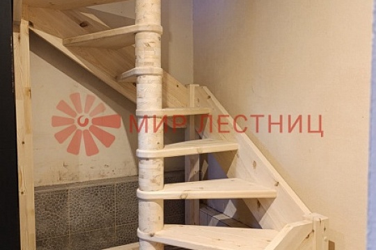Деревянная лестница с забежными ступенями