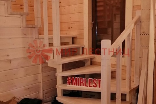 Поворотная лестница из березы на металлокаркасе (д. Лупаново)