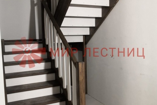 Деревянная лестница в деревне Хлопово