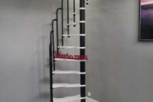 Две винтовые лестницы на металлическом каркасе