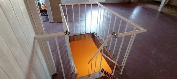 Лестница Гусиный шаг в белом цвете 