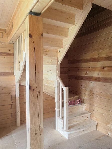 Лестница из дерева в деревне Глиньково