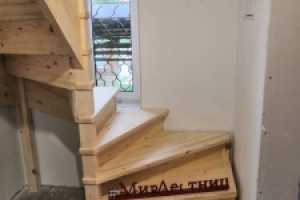 Деревянная лестница в деревне Солослово