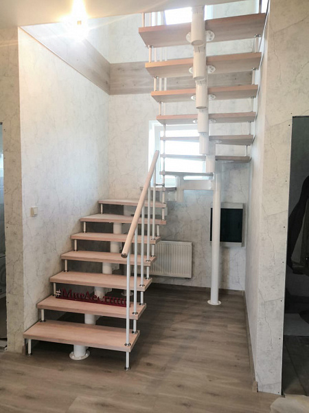 Лестница из бука на металлокаркасе в деревне Золотово