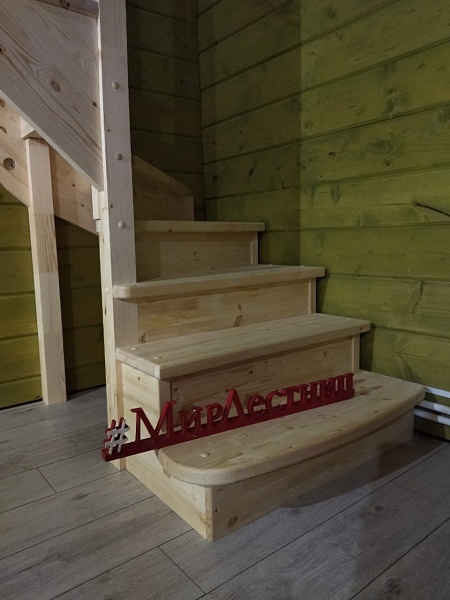 Деревянная лестница в селе Осташево