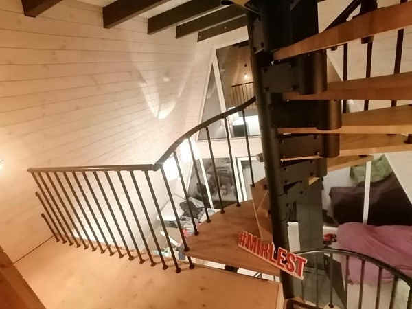 Винтовая лестница в деревне Котово