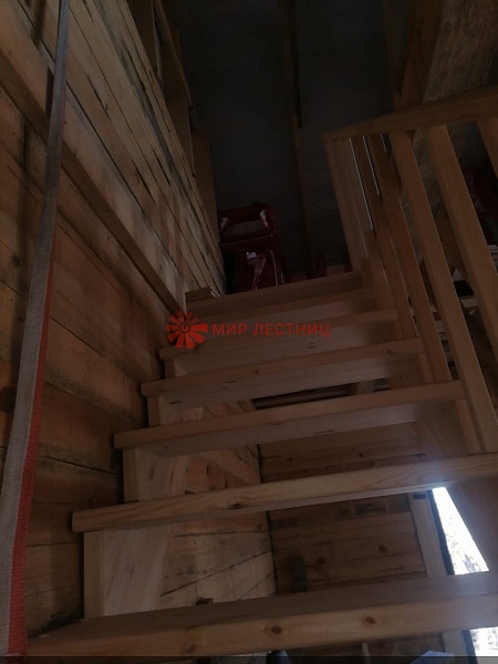 Лестница из сосны в деревне Лисавино