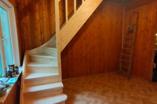 Лестница из сосны в ДП Кратово
