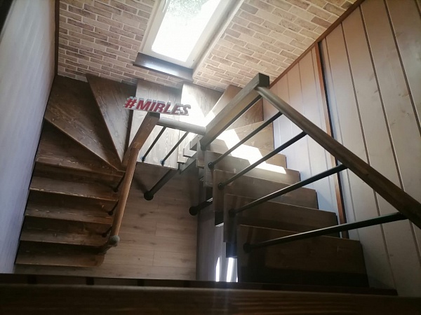 Лестница на металлическом каркасе в СНТ Заря