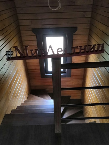 Лестница на металлическом каркасе в КП Истринский Плес