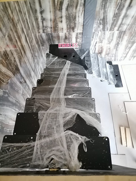 Г-образная лестница на монокосоуре в Пушкино