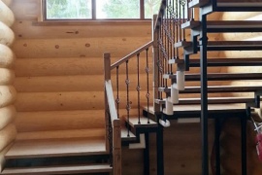 Лестница на металлическом каркасе из ясеня
