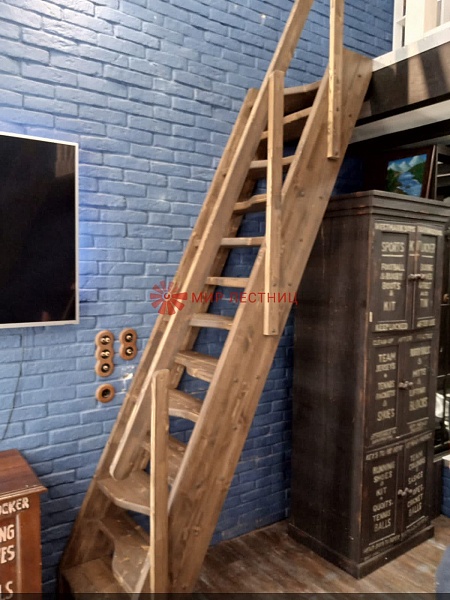 Две деревянные лестницы в Духовском переулке