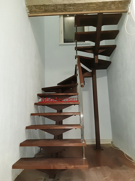 Лестница из березы на металлокаркасе