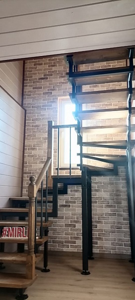 Лестница на металлическом каркасе в СНТ Заря