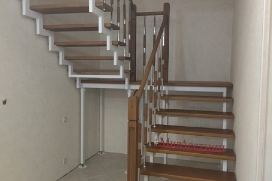 Лестница из бука на металлическом каркасе