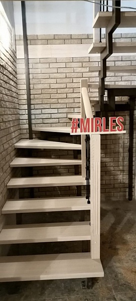 Монтаж двух лестниц на металлическом каркасе