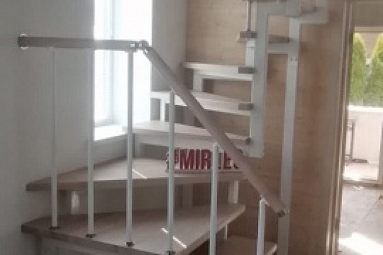 Лестница на металлическом каркасе в СНТ Исток